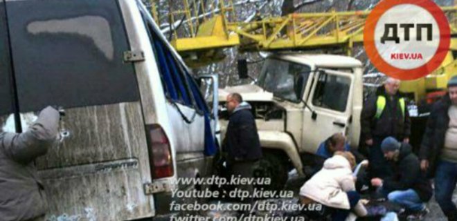 Под Киевом маршрутка столкнулась с грузовиком: есть пострадавшие - Фото