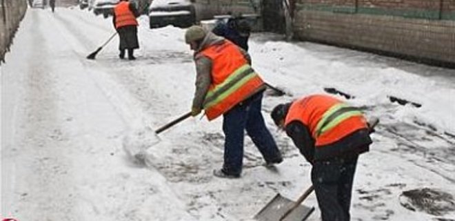 В Киеве за неубранный снег оштрафованы 45 предприятий - Фото