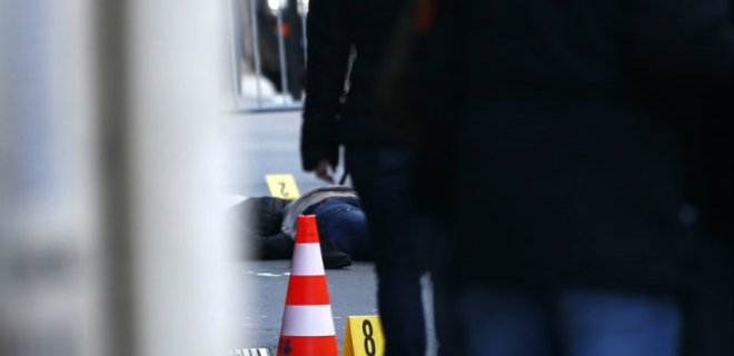 Следствие идентифицировало атаковавшего полицию в Париже - Фото