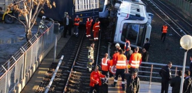 В турецком Измире перевернулся вагон метро: видео - Фото