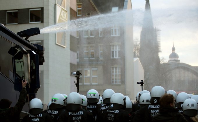 В Кельне полиция применила водометы против антимигрантской акции