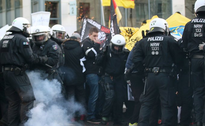 В Кельне полиция применила водометы против антимигрантской акции