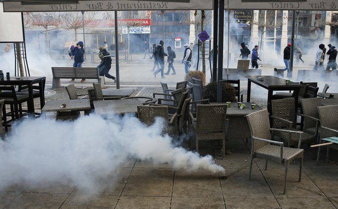 В Косово демонстранты забросали парламент коктейлями Молотова
