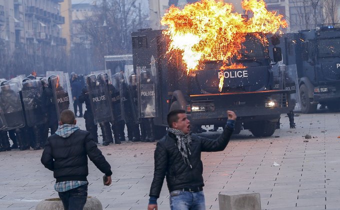 В Косово демонстранты забросали парламент коктейлями Молотова