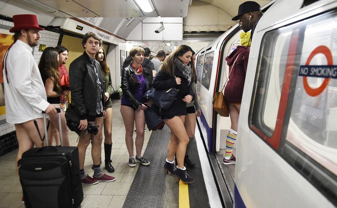 В Европе прошел флешмоб  "День в метро без штанов"