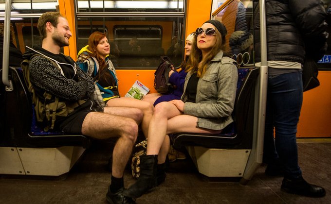 В Европе прошел флешмоб  "День в метро без штанов"
