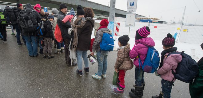 Большинство немцев поддерживают лимит на прием беженцев - опрос - Фото