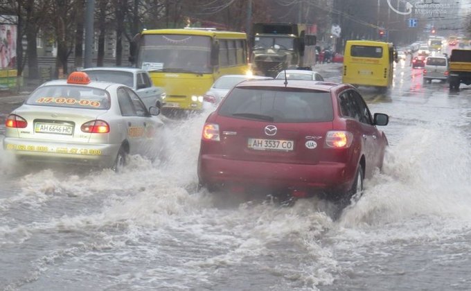 Улицы Мариуполя под водой из-за сильного ливня: фоторепортаж