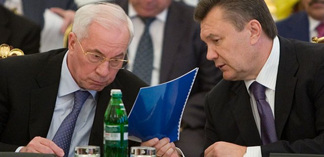 Суд арестовал пенсионные счета Януковича и Азарова - Фото