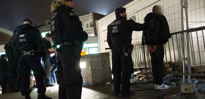 Германия упростит процедуру депортации из-за нападений в Кельне - Фото