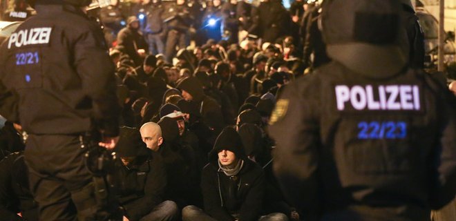 В Германии арестованы 200 участников антимигрантского марша - Фото
