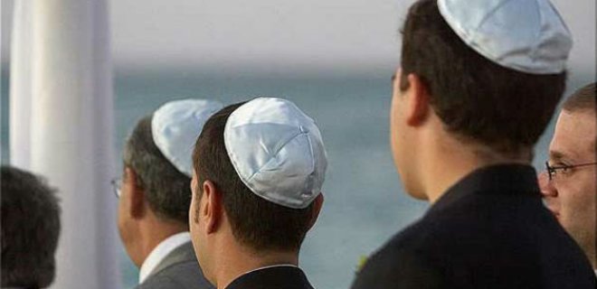 Евреев в Марселе призывают не носить кипу из-за нападений - Фото