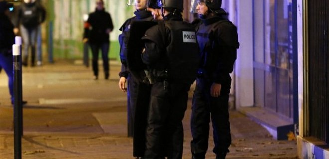 Штурм в пригороде Парижа: установлена личность третьего смертника - Фото