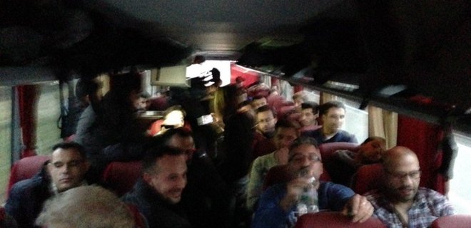 В Германии госчиновник отправил к Меркель автобус с мигрантами - Фото