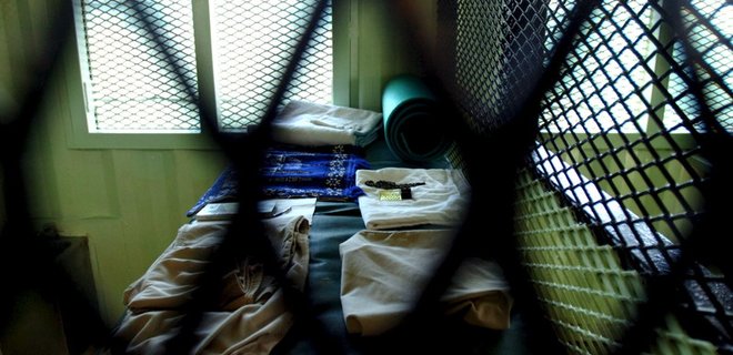 В тюрьме Гуантанамо осталось менее 100 заключенных - Фото