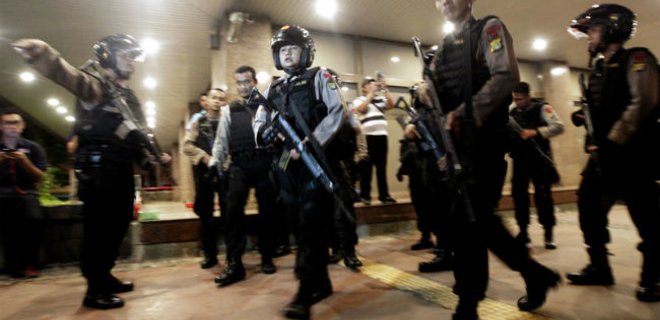 Три человека арестованы по делу о взрывах в Джакарте - Фото