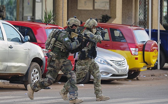 Как силовики штурмовали захваченный отель в Буркина-Фасо: фото