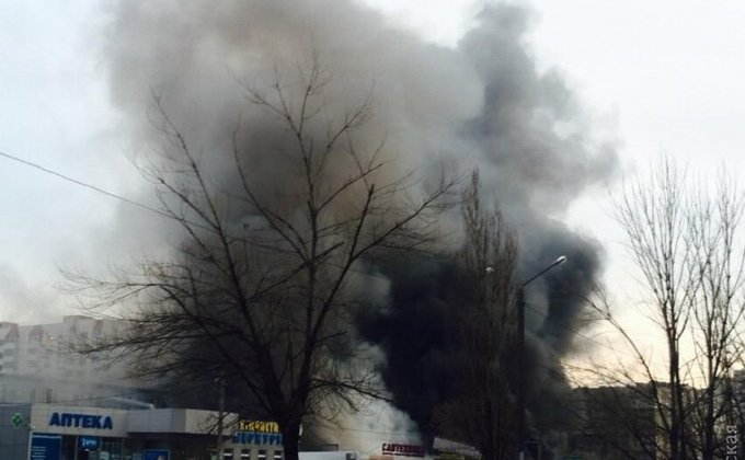 На рынке в Одессе произошел масштабный пожар: фото, видео