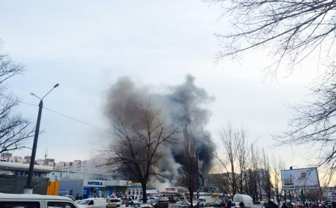 На рынке в Одессе произошел масштабный пожар: фото, видео