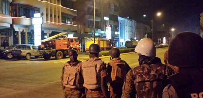 В захваченном Аль-Каидой отеле в Буркина-Фасо убиты 20 человек - Фото
