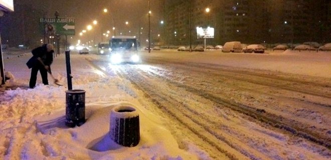 Киевлян просят оставить машины дома из-за снежных заносов - Фото