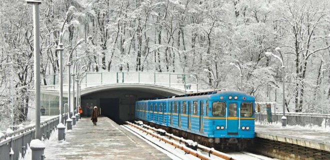 Киевский метрополитен увеличил количество поездов из-за непогоды - Фото