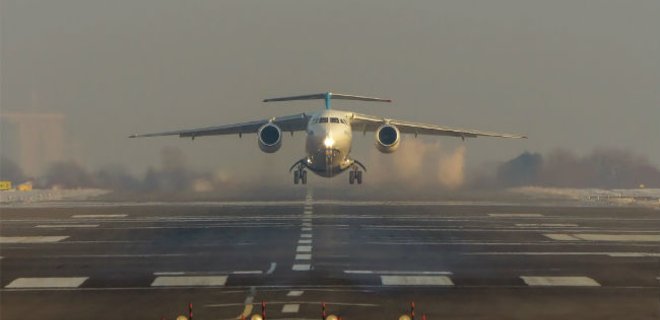 Самолет МАУ рейса Львов-Киев выехал за пределы ВПП аэропорта Киев - Фото