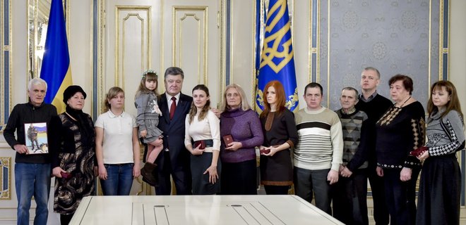 Порошенко посмертно наградил 118 украинских воинов - Фото