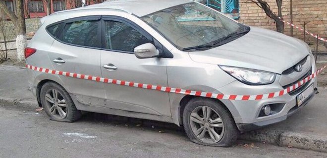 В Киеве водитель прокатила на капоте авто и покусала патрульных - Фото