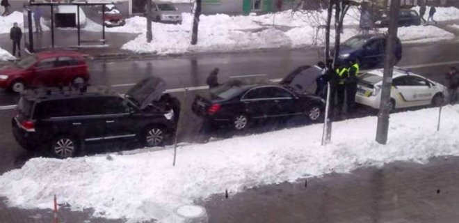 В Киеве полицейские сняли мигалки с двух люксовых авто: фото - Фото