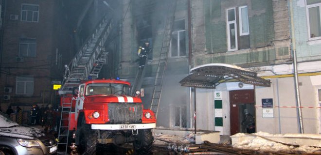 В Киеве вспыхнул пожар и произошел взрыв, есть погибшие: фото - Фото