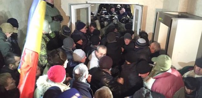 Полиция покидает здание парламента Молдовы - Фото
