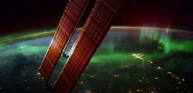 Космонавты показали северное сияние из космоса: фото - Фото