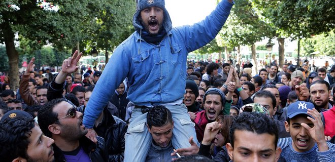 В Тунисе протесты из-за безработицы: погиб полицейский - Фото