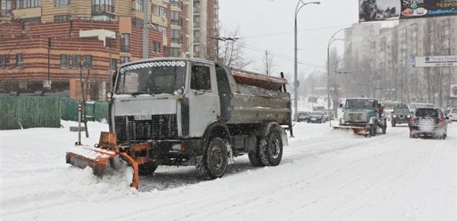 В Киеве неизвестные стреляли в спецтехнику коммунальщиков - Фото
