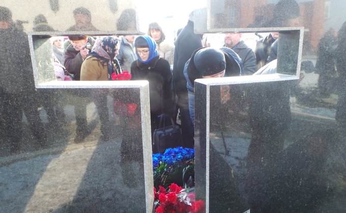 Мариуполь почтил память жертв ракетного удара гибридных войск РФ