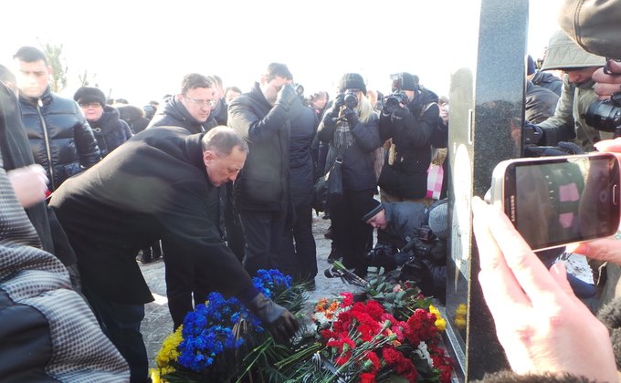 Мариуполь почтил память жертв ракетного удара гибридных войск РФ