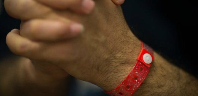 В Уэльсе мигрантов обязали носить специальные браслеты: фото - Фото