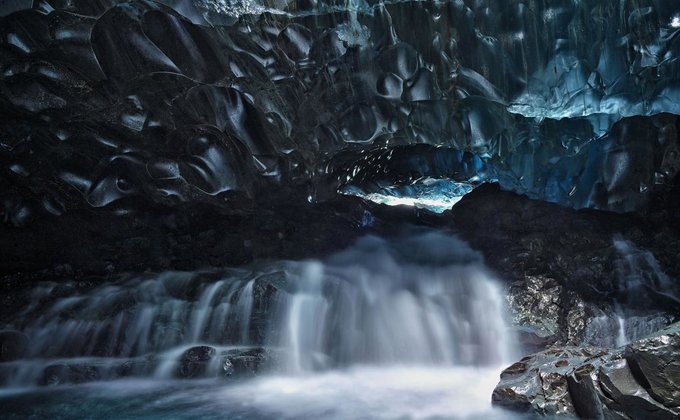 Швейцарский фотограф восхитил снимками ледяных пещер Исландии