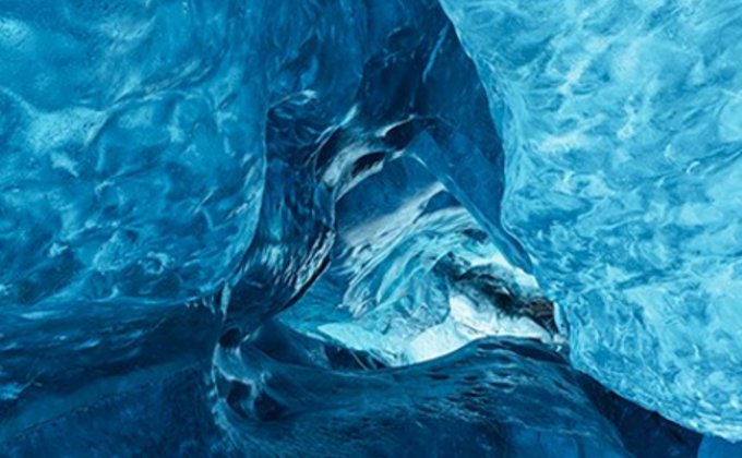 Швейцарский фотограф восхитил снимками ледяных пещер Исландии