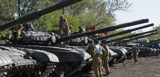 Разведка: Под Торезом сосредоточены 40 танков, 70 ББМ и 6 Градов - Фото