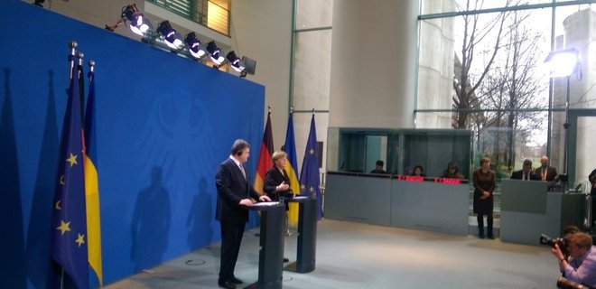 К переговорам Порошенко с Меркель присоединится советник Олланда - Фото