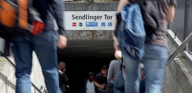 В метро Мюнхена мигрантам не дали приставать к женщине: видео - Фото