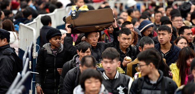 Десятки тысяч китайцев остались на вокзалах из-за снегопада: фото - Фото