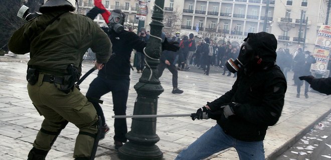 В Афинах вспыхнули массовые беспорядки, полиция применила газ - Фото