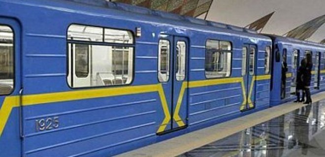 В Киеве на несколько минут остановила работу красная ветка метро - Фото