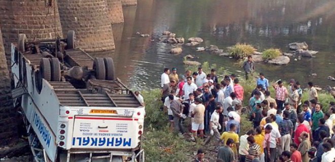 В Индии пассажирский автобус сорвался с моста: 37 человек погибли - Фото