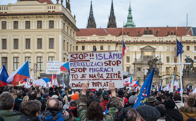 В Варшаве и Праге прошли акции против приема беженцев-мусульман