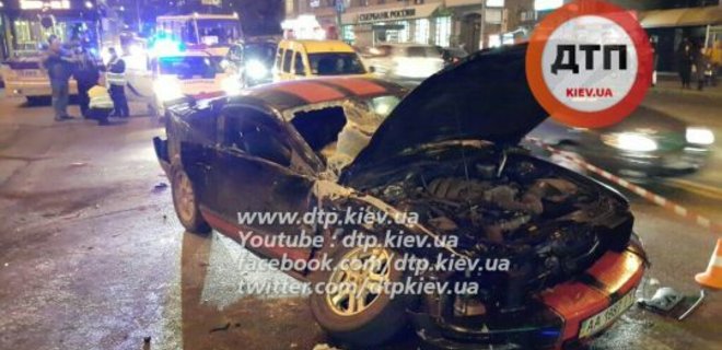 В Киеве на Соломенке Ford столкнулся с маршруткой: 6 пострадавших - Фото