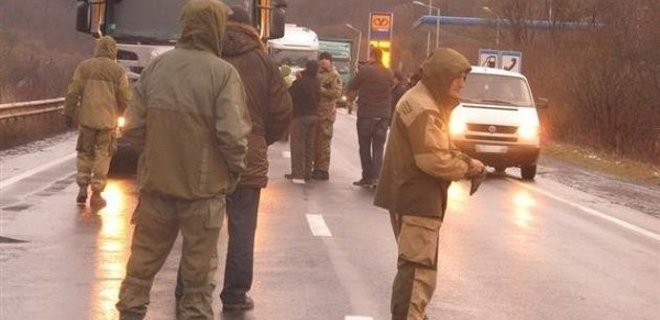 Участники АТО блокируют российские фуры на въезде в Закарпатье - Фото